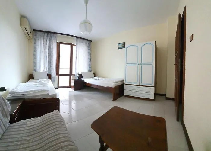 Ξενοδοχείο Lazur 2*